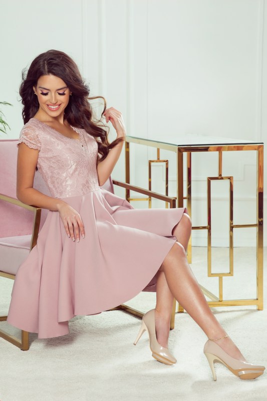PATRICIA - Dámské šaty v pudrově růžové barvě s delším zadním dílem a krajkovým výstřihem 300-1 - Dámské oblečení šaty