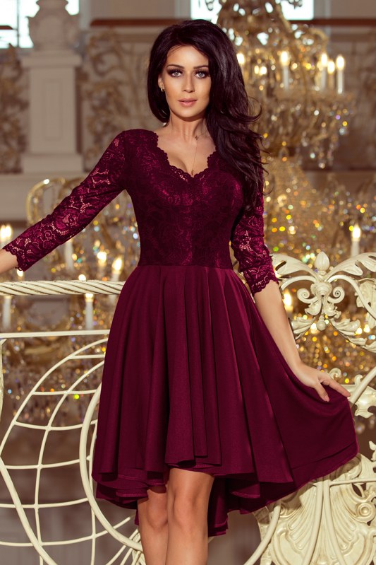 NICOLLE - Dámské šaty ve švestkové barvě s delším zadním dílem a krajkovým výstřihem 210-13 - Dámské oblečení šaty