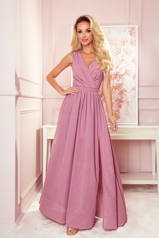 JUSTINE - Dlouhé dámské šaty v pudrově růžové barvě s brokátem, s výstřihem a zavazováním 362-1 - Dámské oblečení šaty