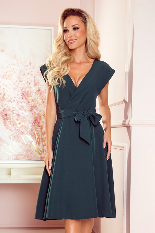 SCARLETT - Rozšířené dámské šaty v lahvově zelené barvě s přloženým obálkovým výstřihem 348-2 - Dámské oblečení šaty