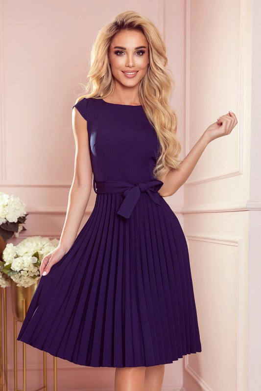 LILA - Tmavě modré dámské plisované šaty s krátkými rukávy 311-12 - Dámské oblečení šaty