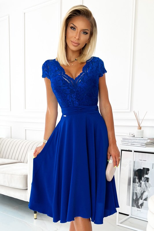 LINDA - Šifonové dámské šaty v chrpové barvě s krajkovým výstřihem 381-3 - Dámské oblečení šaty