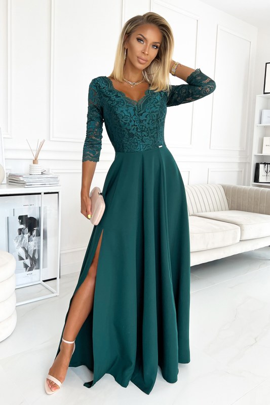 AMBER - Elegantní dlouhé dámské krajkové šaty v lahvově zelené barvě s výstřihem 309-5 - Dámské oblečení šaty