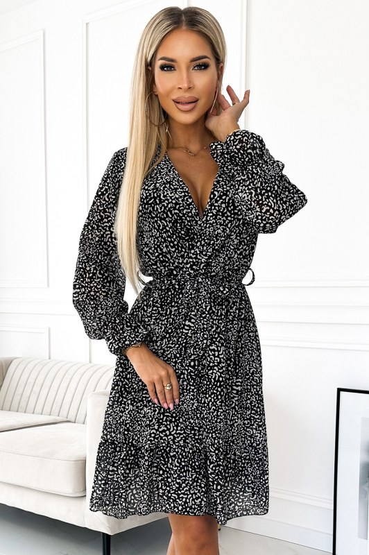 506-1 Šifonové šaty s výstřihem, volánem a páskem - černobílý vzor