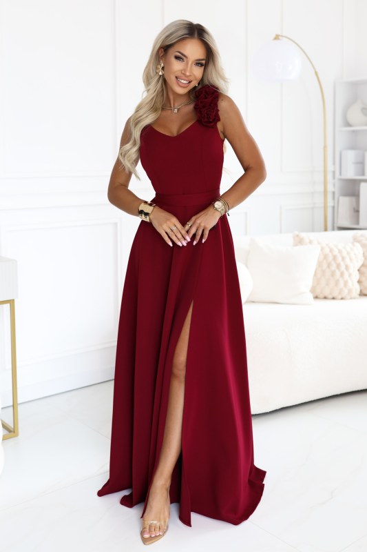 643-9 Elegantní večerní maxi šaty s rozparkem a růžemi – vínové