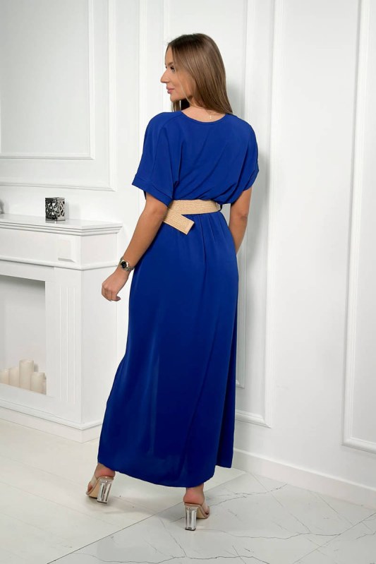 Dlouhé šaty s ozdobným páskem chrpově modré barvy