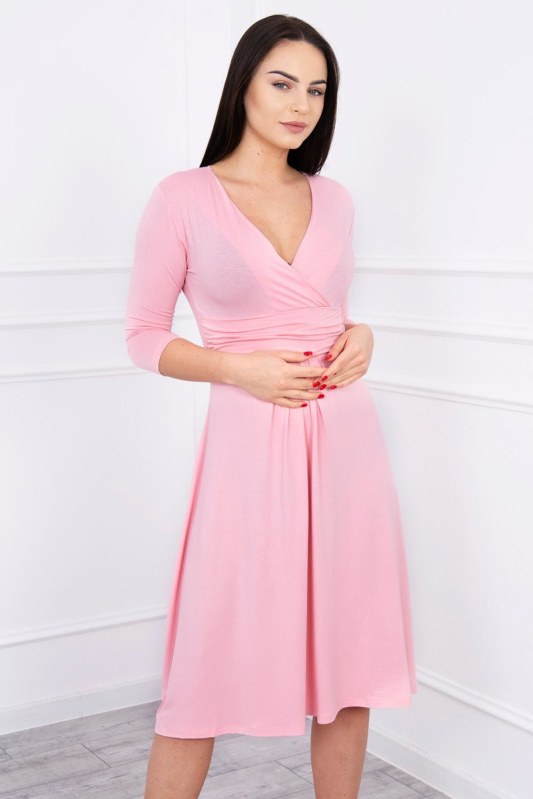 Šaty s průstřihem pod prsy pudrově růžové - Dámské oblečení šaty