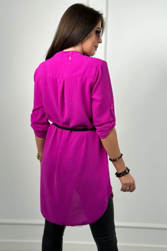 Šaty s delšími zády a pásem tmavě fialová - Dámské oblečení šaty