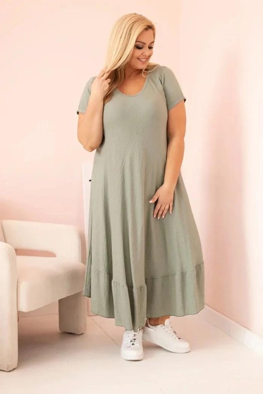 Dámské šaty plus size s&nbsp;krátkým rukávem a&nbsp;volánem z&nbsp;lehké viskózy khaki - Dámské oblečení šaty