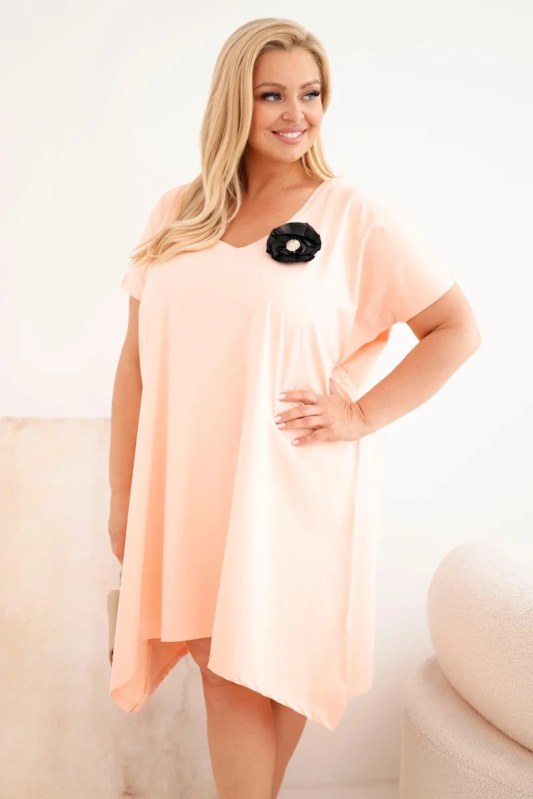 Dámské bavlněné šaty Plus Size s broží a výstřihem pudrově růžová