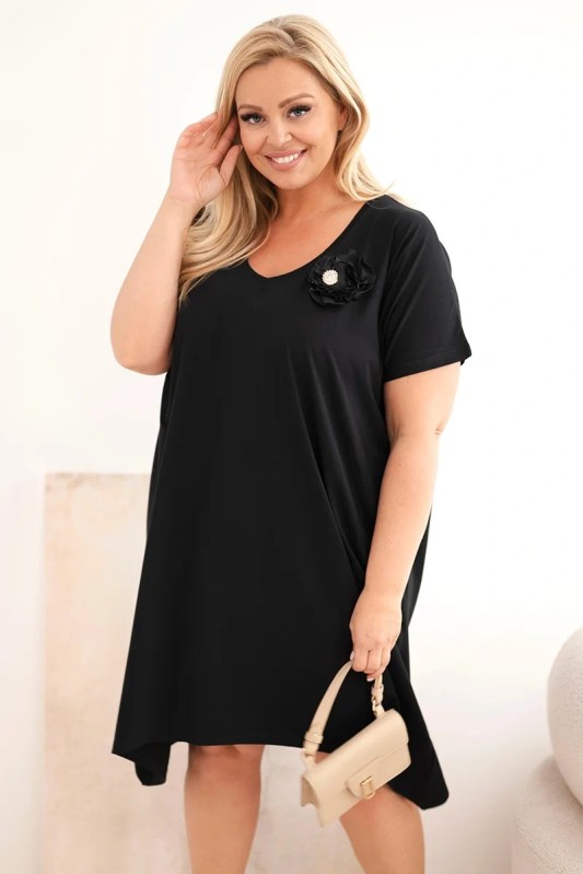Dámské bavlněné šaty Plus Size s broží a výstřihem černá