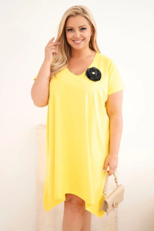 Dámské bavlněné šaty Plus Size s broží a výstřihem žlutá