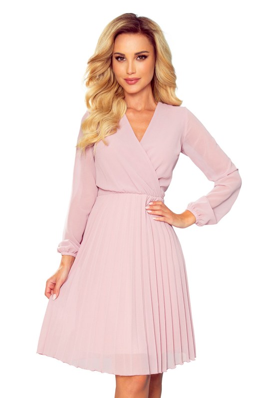 Skládané šaty s výstřihem a dlouhým rukávem Numoco ISABELLE - pudrově růžové - Dámské oblečení šaty
