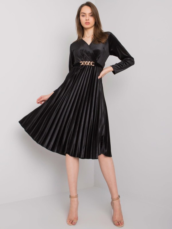 Černé vypasované velurové šaty - Dámské oblečení šaty