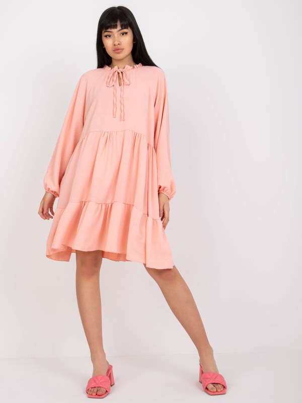 Broskvové vzdušné šaty s volánem - Dámské oblečení šaty