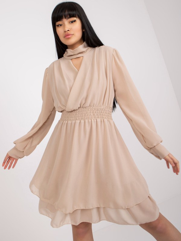 Vzdušné, béžové koktejlové šaty s mini délkou OCH BELLA - Dámské oblečení šaty
