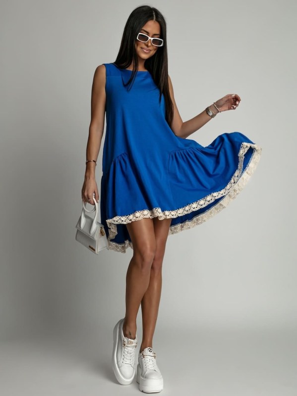 Šaty s volánkem a chrpově modrým guipure - Dámské oblečení šaty