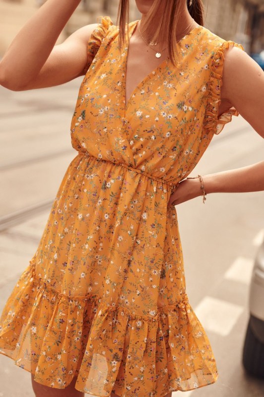 Jemné hořčicové šaty s květinami - Dámské oblečení šaty
