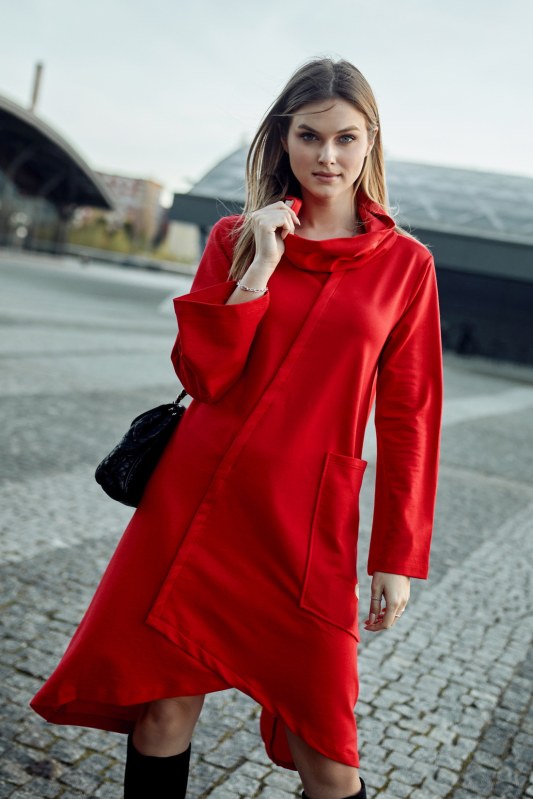 Lichoběžníkové červené šaty se širokým rolákem - Dámské oblečení šaty