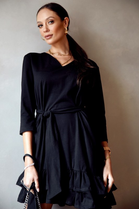 Jednoduché černé šaty s volánky a páskem - Dámské oblečení šaty