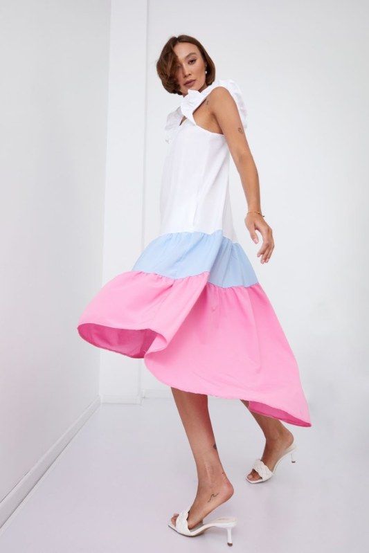 Letní šaty na ramínka s delším zadním dílem v modré a růžové barvě - Dámské oblečení šaty
