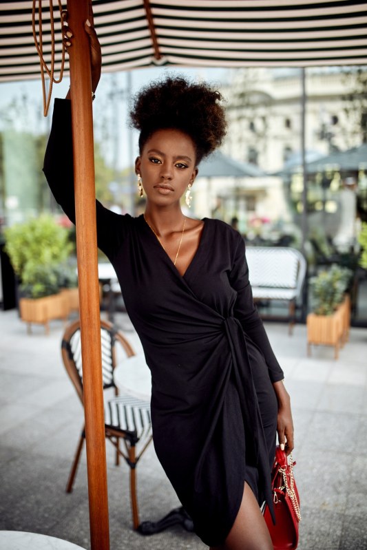 Černé zavinovací šaty s asymetrickým lemem - Dámské oblečení šaty