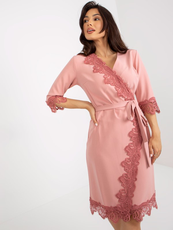 Zaprášené růžové koktejlové šaty s řasením a 3/4 rukávy - Dámské oblečení šaty