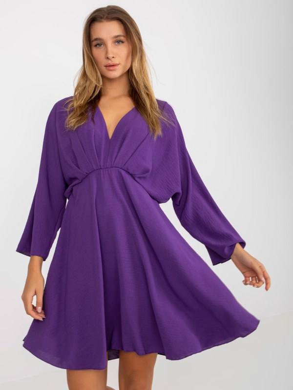 Tmavě fialové vzdušné šaty s výstřihem od Zayna - šaty