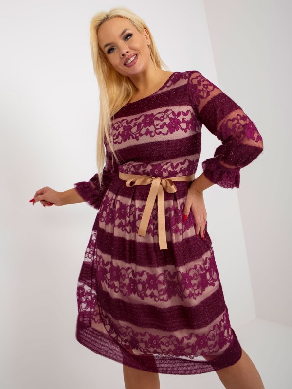 Fialové koktejlové šaty větší velikosti s páskem - Dámské oblečení šaty