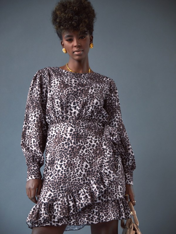 Neformální šaty s volánky s leopardím vzorem - Dámské oblečení šaty