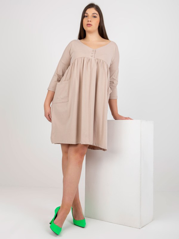 Základní béžové šaty větší velikosti s kapsami - Dámské oblečení šaty