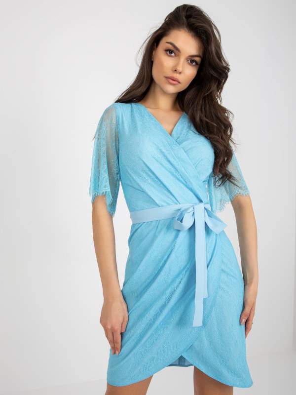 Světle modré krajkové koktejlové šaty s páskem - šaty