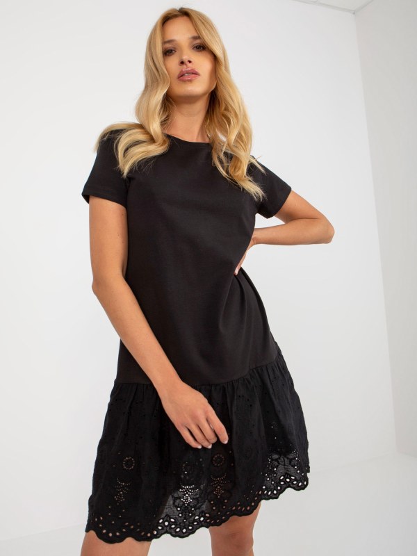 Černé bavlněné šaty s volánkem - Dámské oblečení šaty