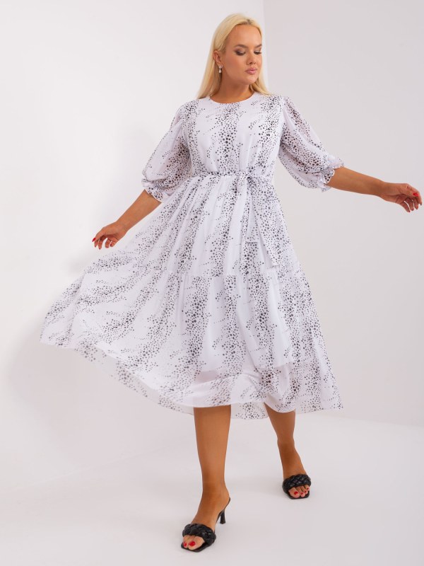 Bílé šaty velikosti plus s volánem - Dámské oblečení šaty