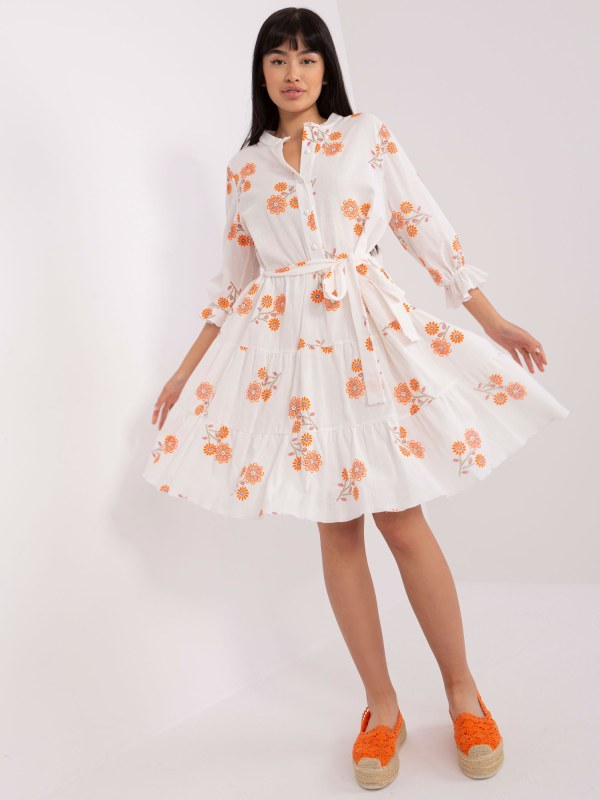 Bílé a oranžové vzorované šaty s volánkem - Dámské oblečení šaty