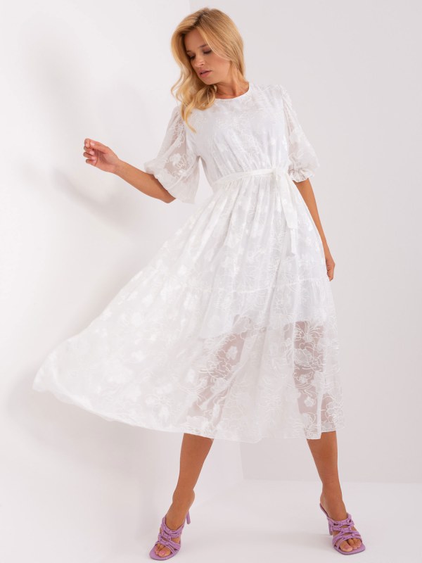 Bílé midi šaty s volánkem a páskem - Dámské oblečení šaty