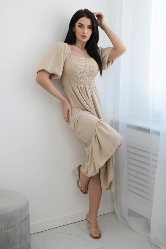 Béžové šaty s řaseným výstřihem - Dámské oblečení šaty