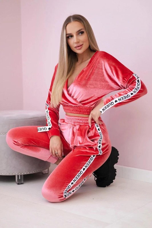 Velurová souprava s nápisem Queen raspberry