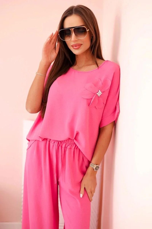 Dámský komplet z&nbsp;viskózy s&nbsp;ozdobným květem a&nbsp;širokými kalhotami - růžový - Dámské oblečení soupravy a&nbsp;sady