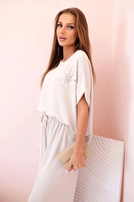 Dámský komplet z&nbsp;viskózy s&nbsp;ozdobným květem a&nbsp;širokými kalhotami tmavě béžová - Dámské oblečení soupravy a&nbsp;sady