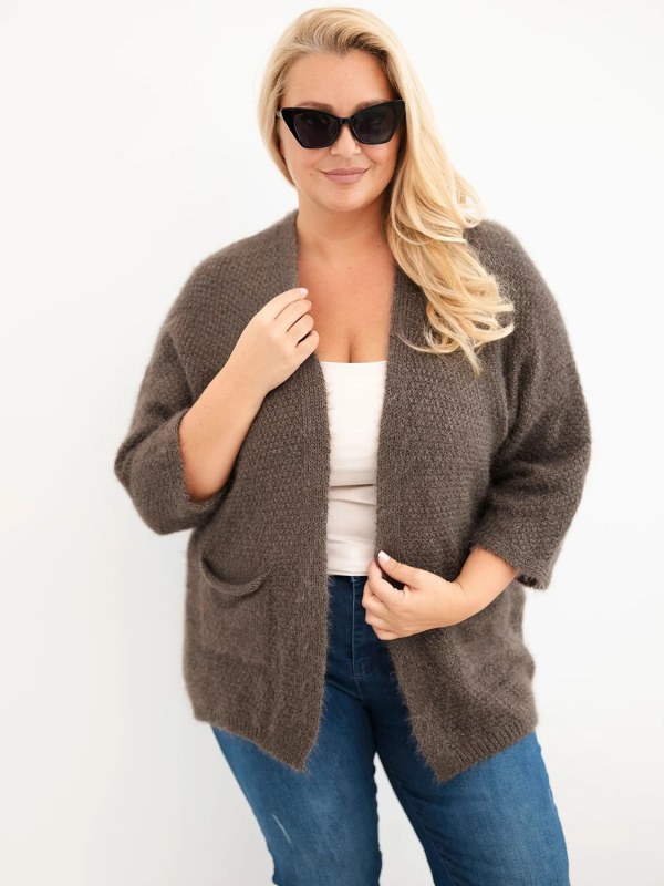 Dámský svetr Plus Size s kapsami bez zapínání mocca barva