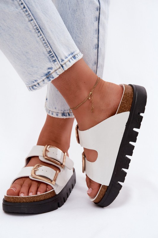 Lakované dámské pantofle ploché se zlatými sponami lee cooper lcw-26-35-4460l bílé
