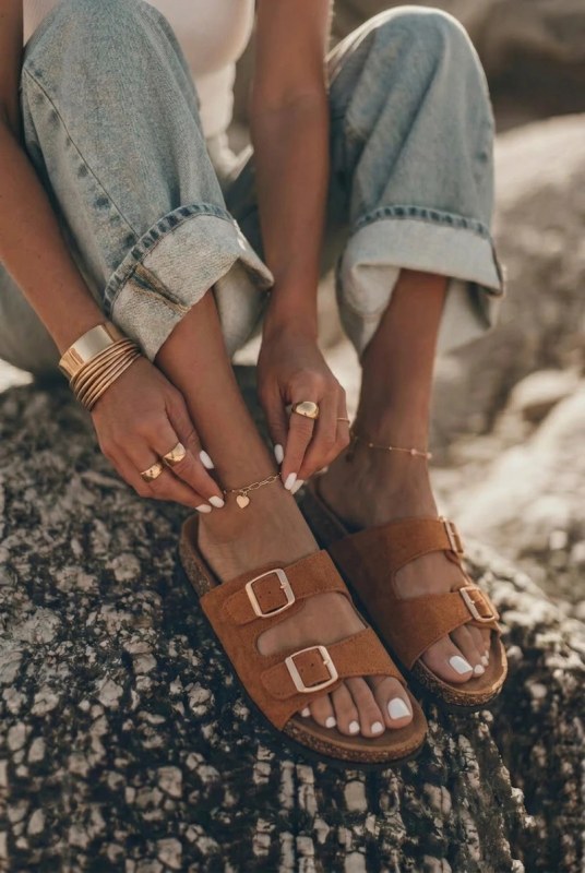 Dámské pantofle s&nbsp;přezkami camel Brigid - Dámské boty Ženypantofle