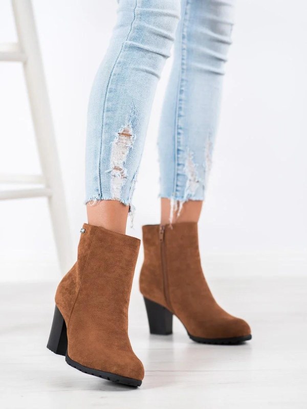 Trendy hnědé kotníčkové boty dámské na širokém podpatku Trendy hnědé kotníčkové boty dámské na širokém podpatku - kotníkové