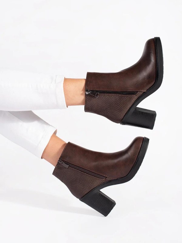 Trendy dámské hnědé kotníčkové boty na širokém podpatku Trendy dámské hnědé kotníčkové boty na širokém podpatku - kotníkové