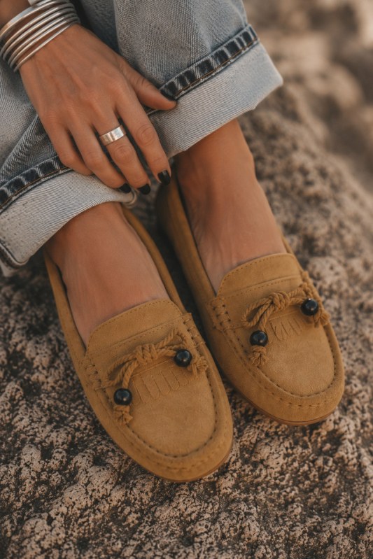 Dámské mokasíny ploché s mašlí a fringingem imitace semiš camel Bluebell