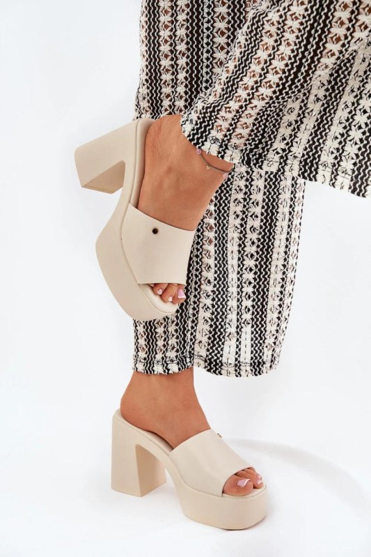 Klapky na podpatku model 209943 step in style