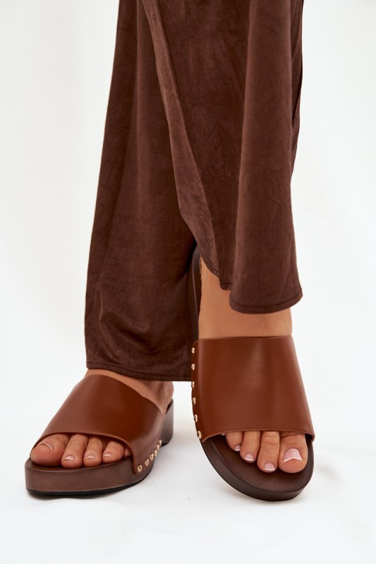 Dámské pantofle s přezkami camel Terissa