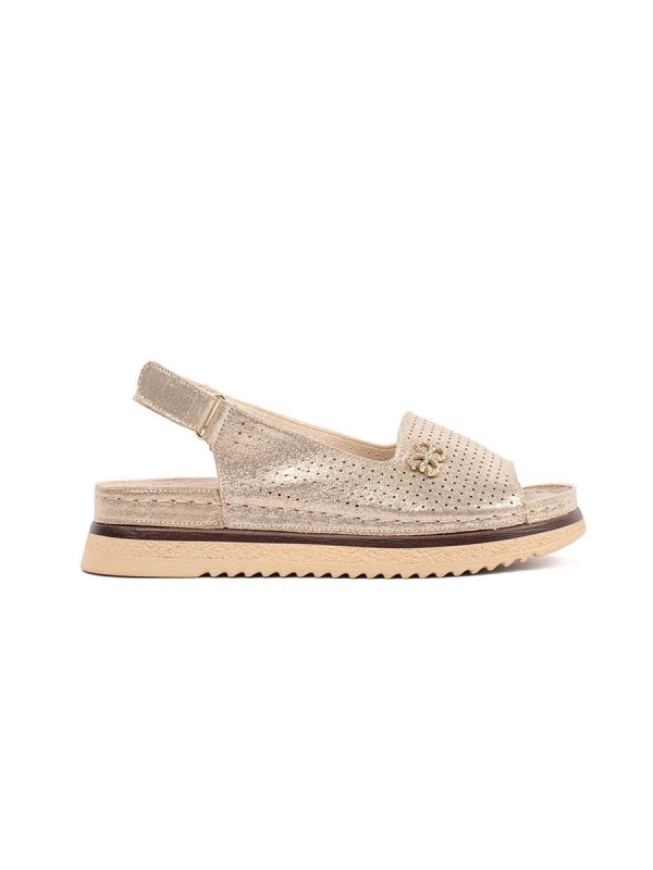 Trendy dámské zlaté sandály na plochém podpatku Trendy dámské zlaté sandály na plochém podpatku - Dámské boty sandály