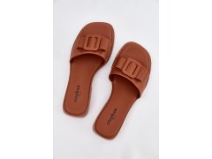 Dámské nazouváky na ploché podrážce s přezkou camel Melivra 8